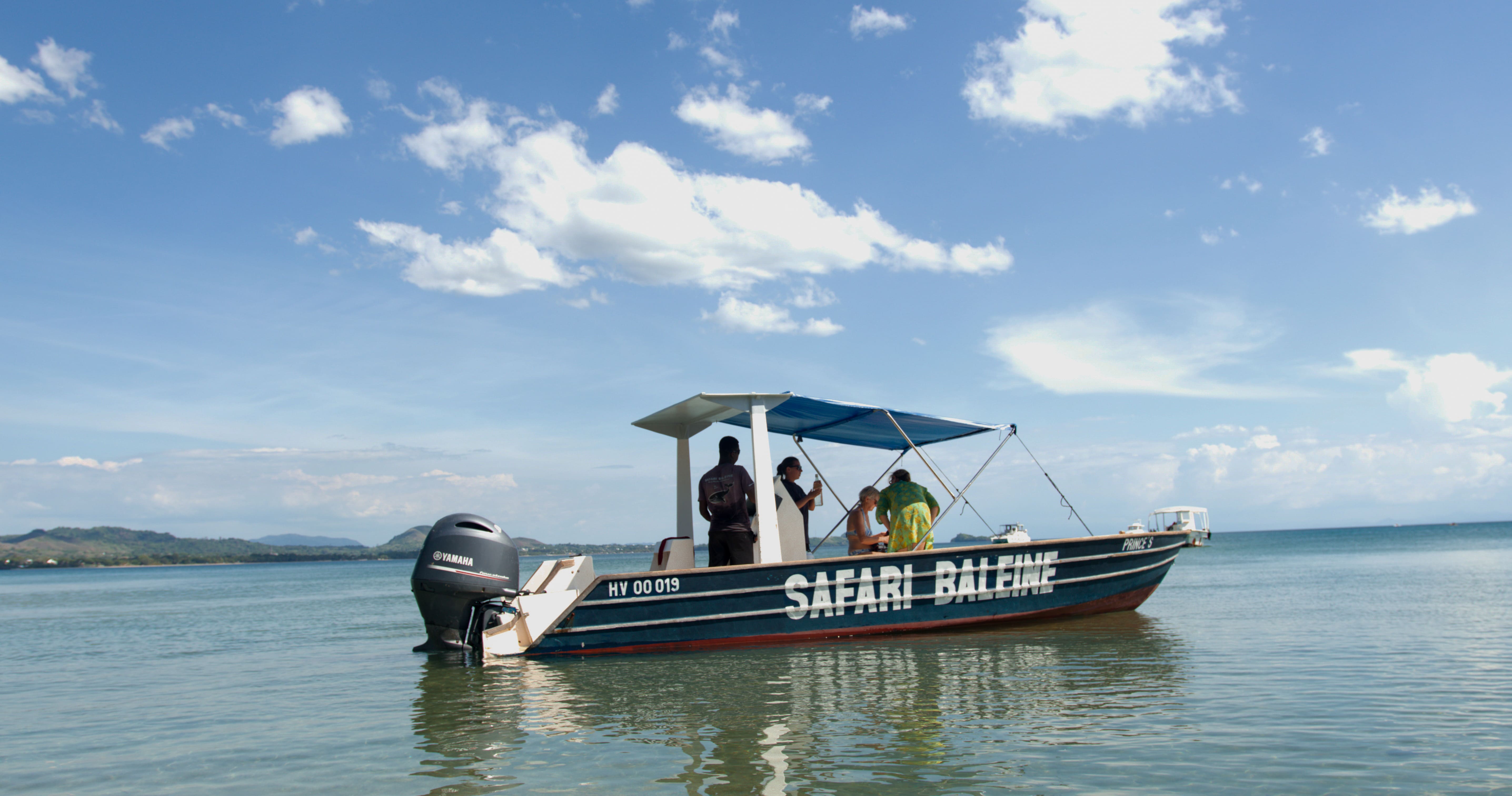 photo de notre bateau et équipe pendant une excursion avec des clients