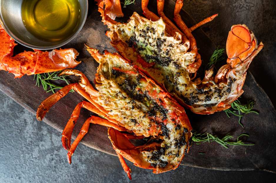 plat de fruits de mer typique, langouste grillée